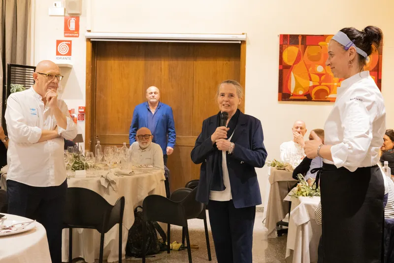 Lo chef impiatta i fagottini durante la cena Sapori della Costa di Bolgheri